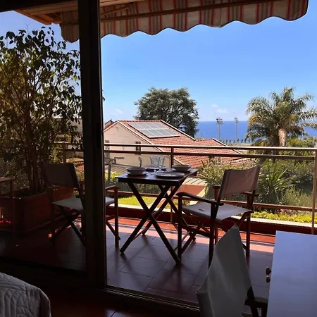 Cozy Seaside Retreat With Sea View & Pool Apartment
